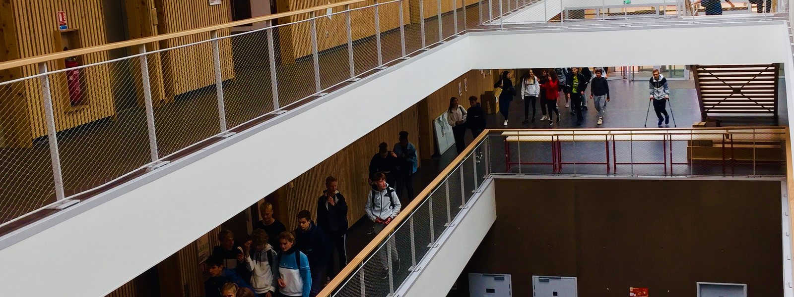Élèves dans l'agora du lycée international de Saint-Germain-en-Laye