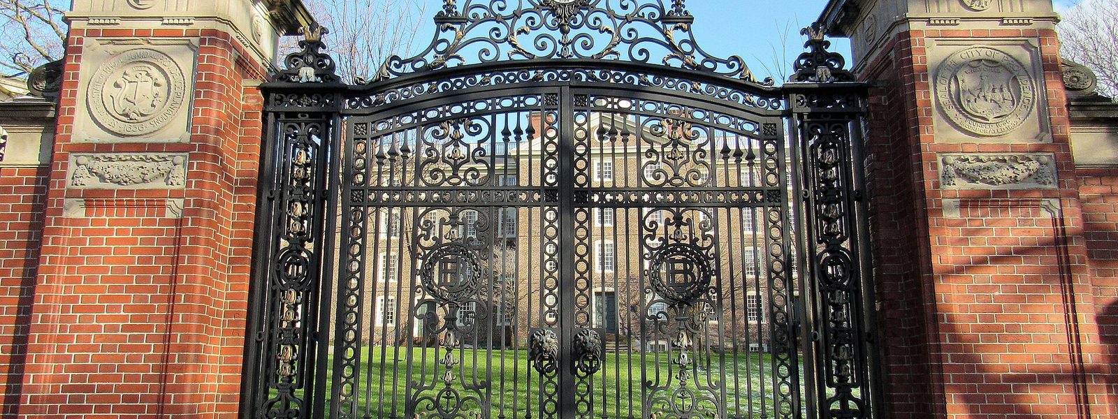 Les grilles Van Wickle, à l'entrée du campus de l'université Brown