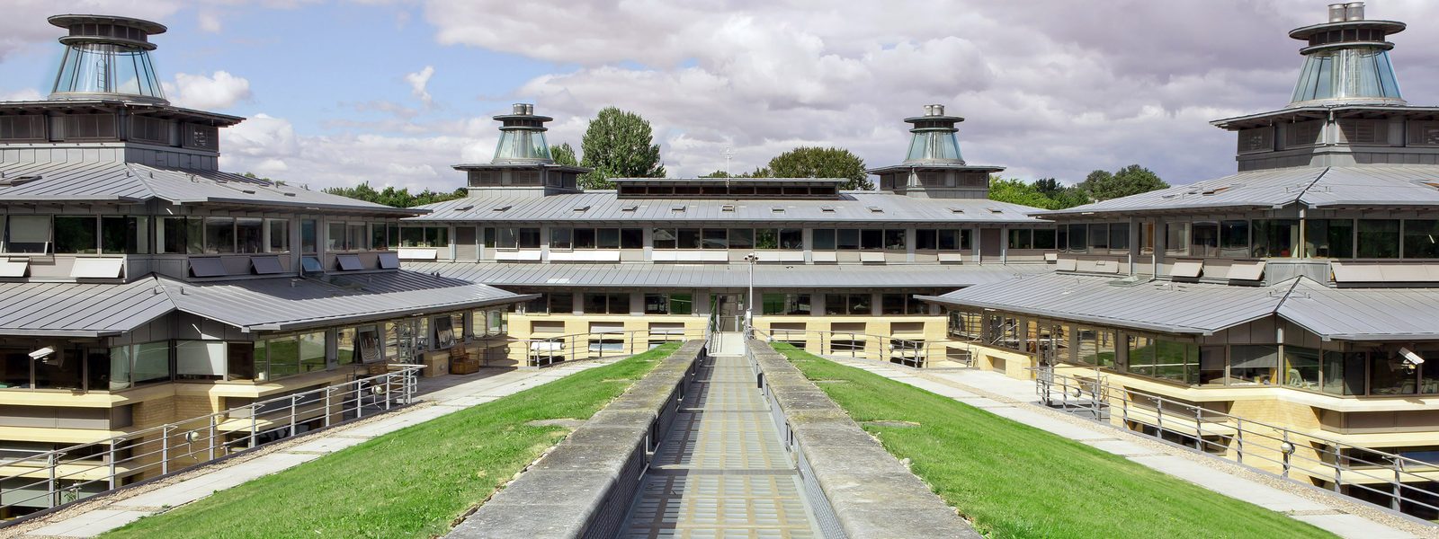 Les toits du Centre for Mathematical Sciences de l'université de Cambridge