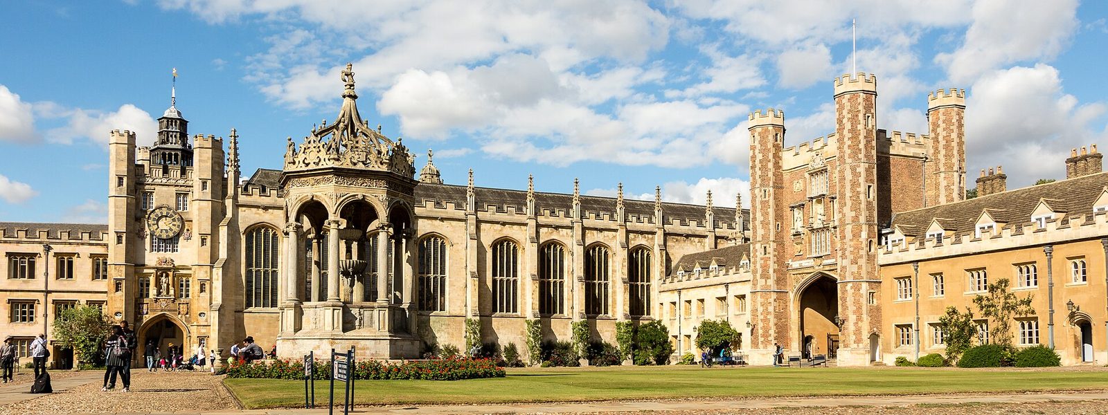 La Great Court de Trinity College, à Cambridge, avec sa fontaine et la tour de l'horloge