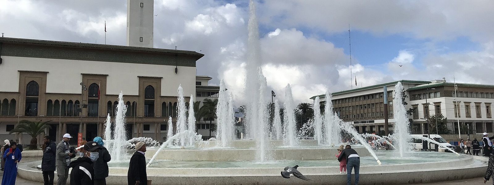 La place Mohammed-V à Casablanca, sa fontaine et la tour de l'horloge