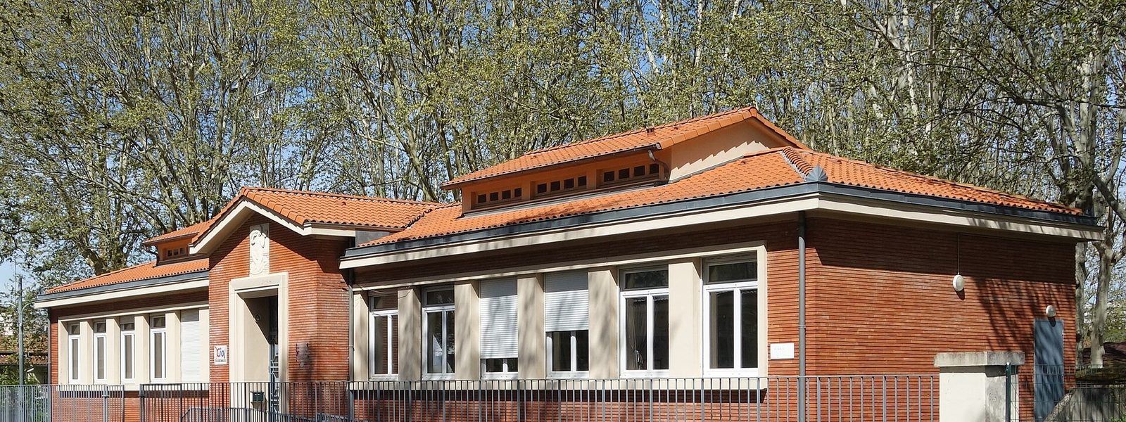 The brick building of the Toulouse Rangueil guidance centre, with the CIO sign by the entrance