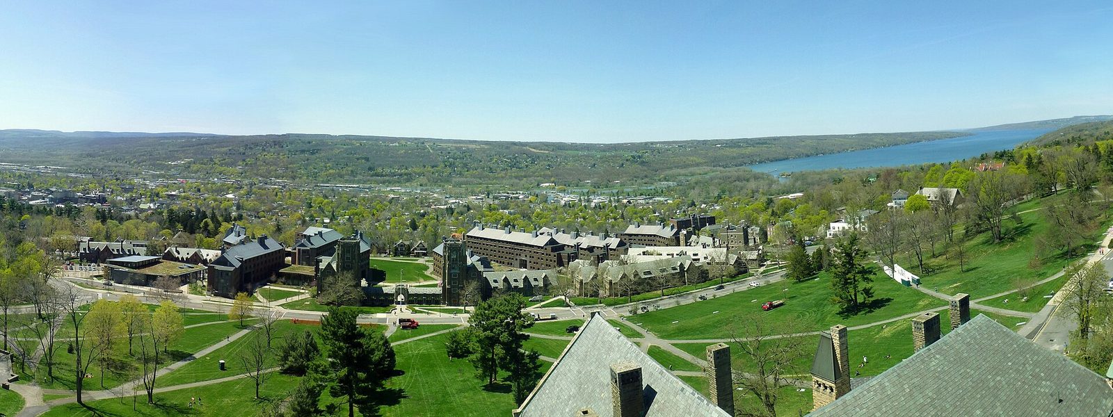Le campus ouest de l'université Cornell et le lac Cayuga, vus depuis la tour McGraw