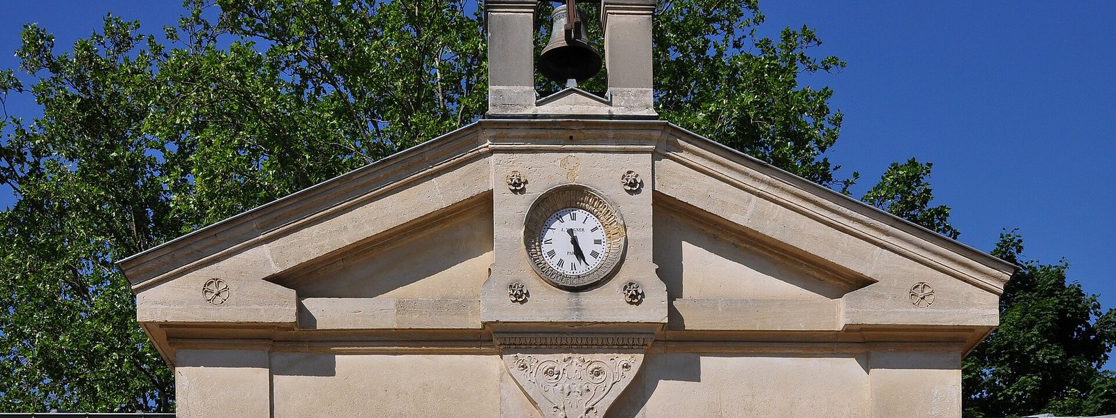 Le fronton et la cloche de la Maison de Charité de Croissy-sur-Seine
