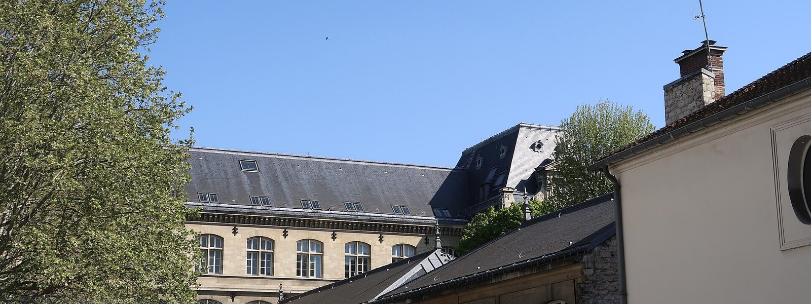 Toits d'une école élémentaire publique rue Boileau, dans le 16e arrondissement de Paris