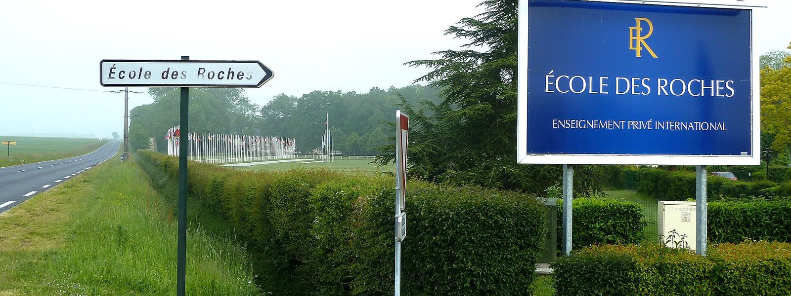 Le panneau de l'École des Roches et l'allée des drapeaux, à Verneuil-sur-Avre