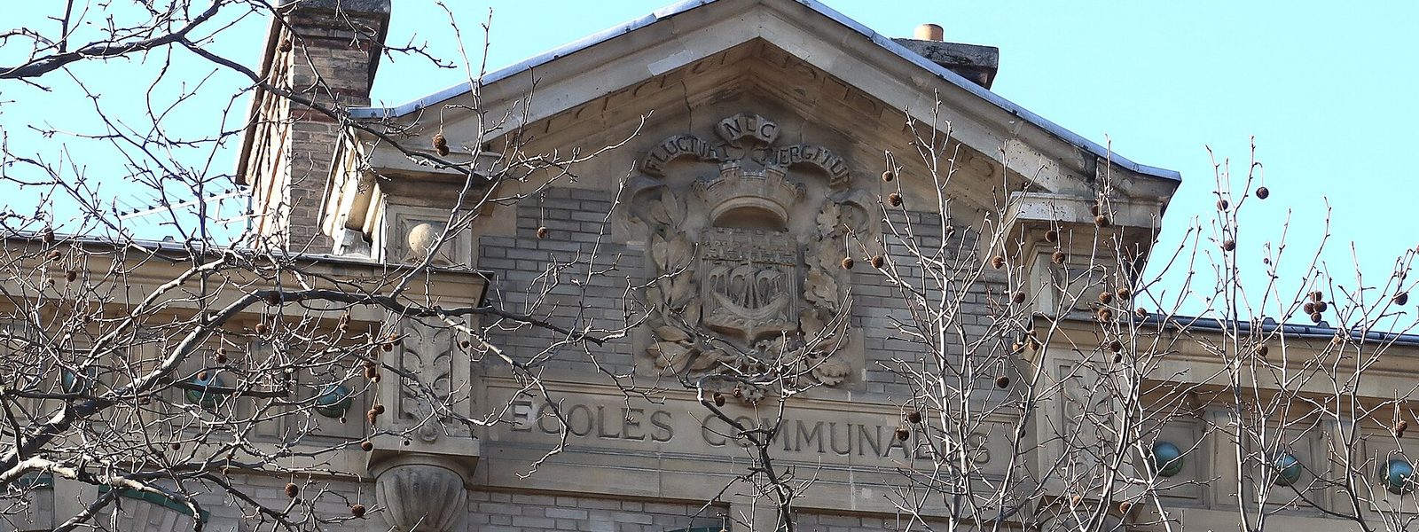Fronton d'une école publique parisienne, avenue de La Motte-Picquet, avec les armes de la Ville et l'inscription Écoles communales