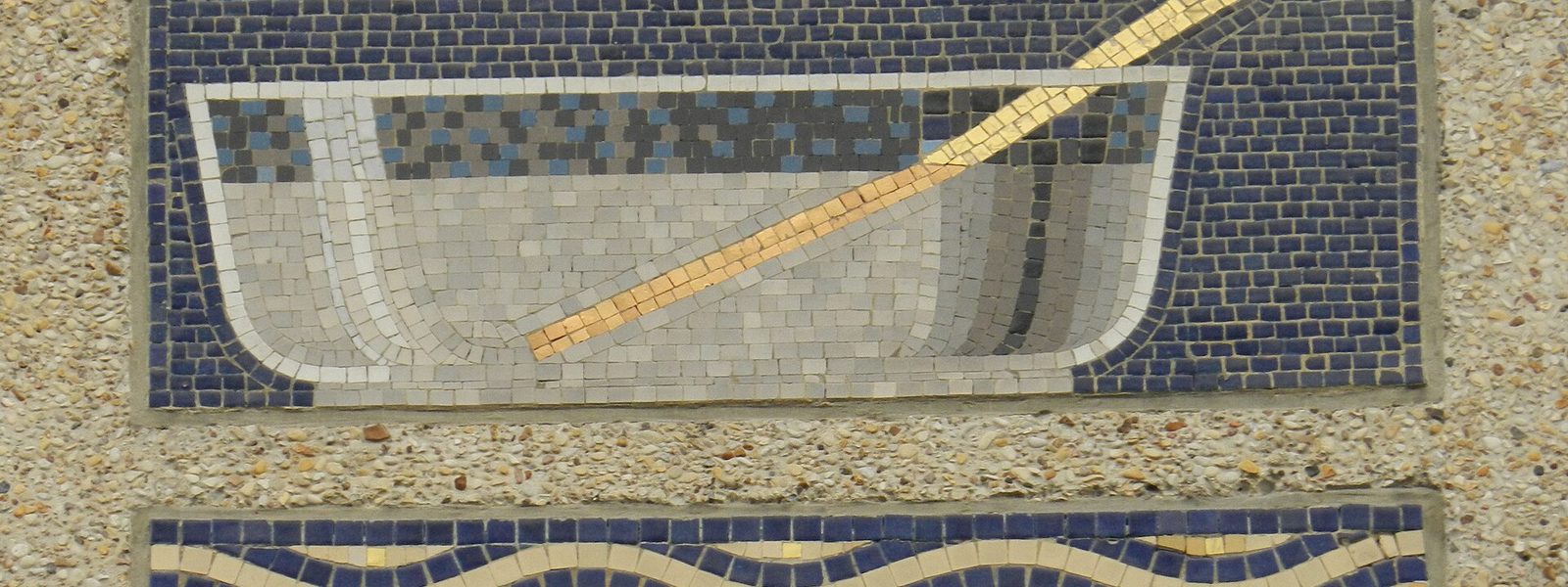 Mosaïque représentant un bécher et un agitateur sur la façade de l'ESPCI, à Paris