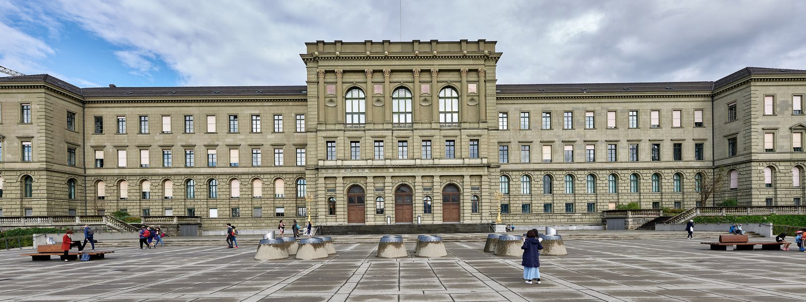 Le bâtiment principal de l'ETH Zurich vu depuis la Polyterrasse