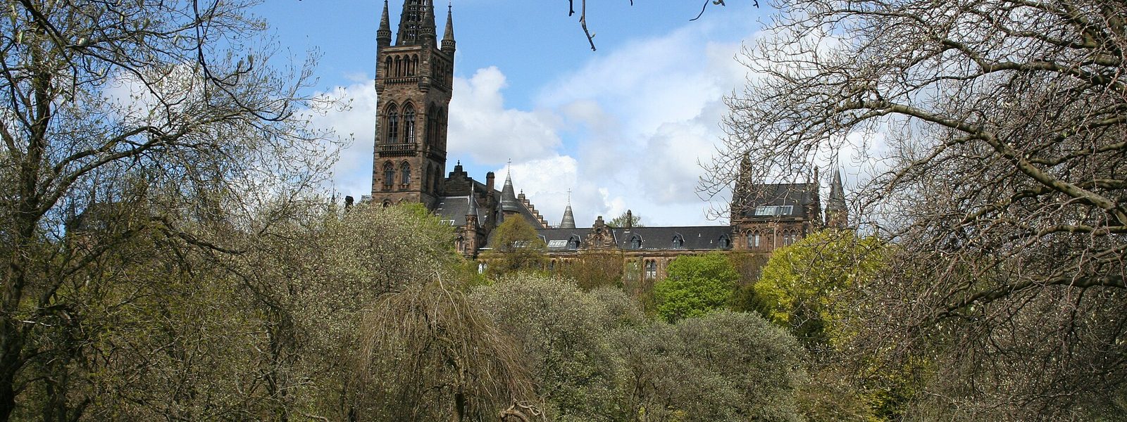 Le bâtiment principal de l'université de Glasgow vu depuis le parc de Kelvingrove