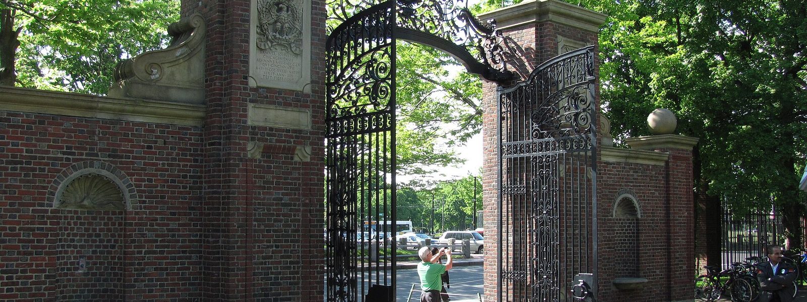 La Johnston Gate, entrée de Harvard Yard à Cambridge, Massachusetts