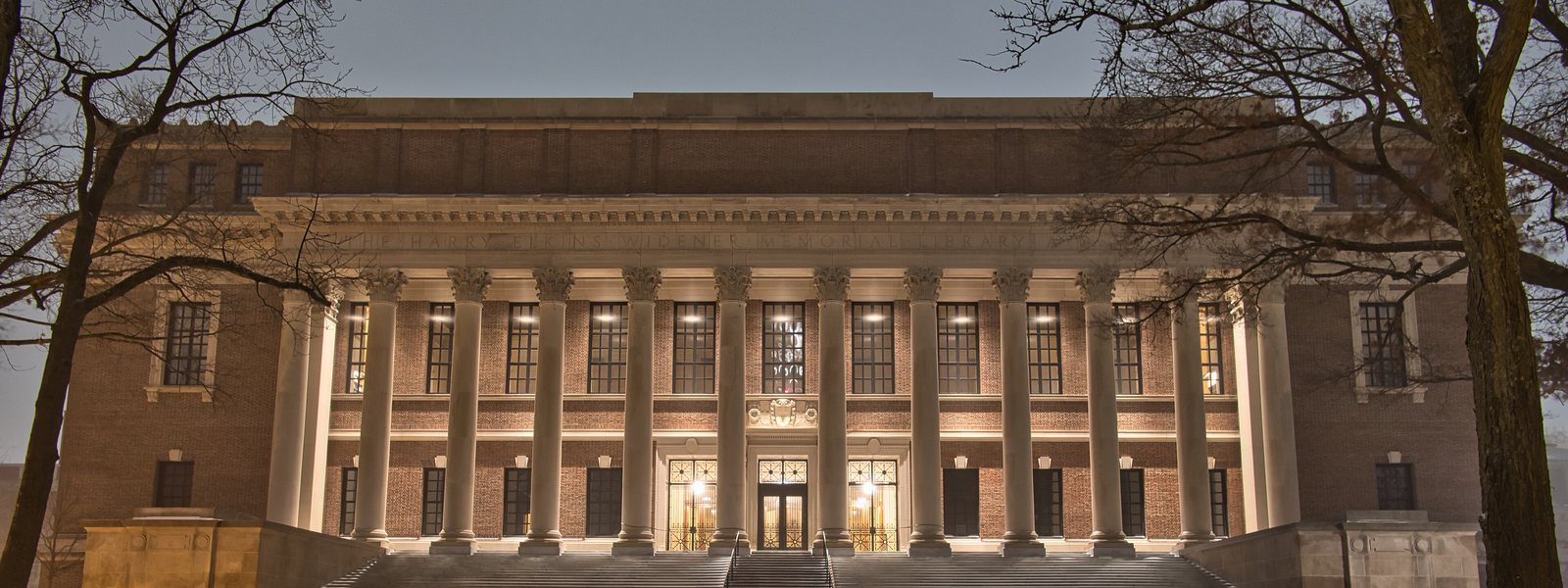 La bibliothèque Widener, sur Harvard Yard, éclairée un soir de neige