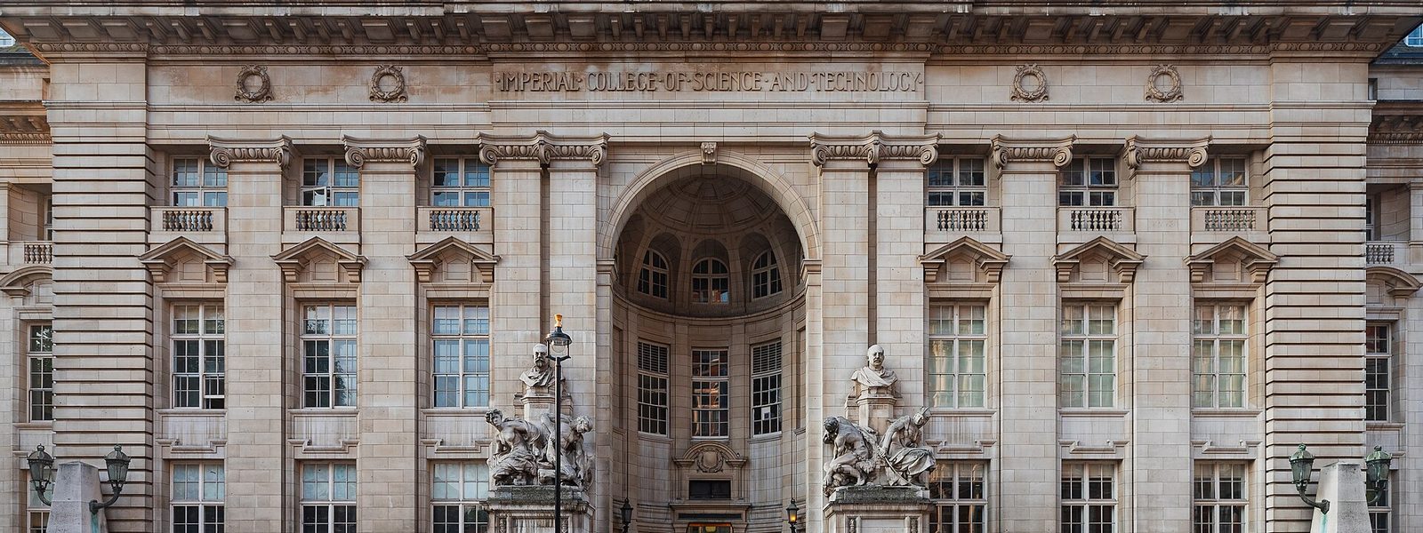 La façade de la Royal School of Mines, avec l'inscription Imperial College of Science and Technology