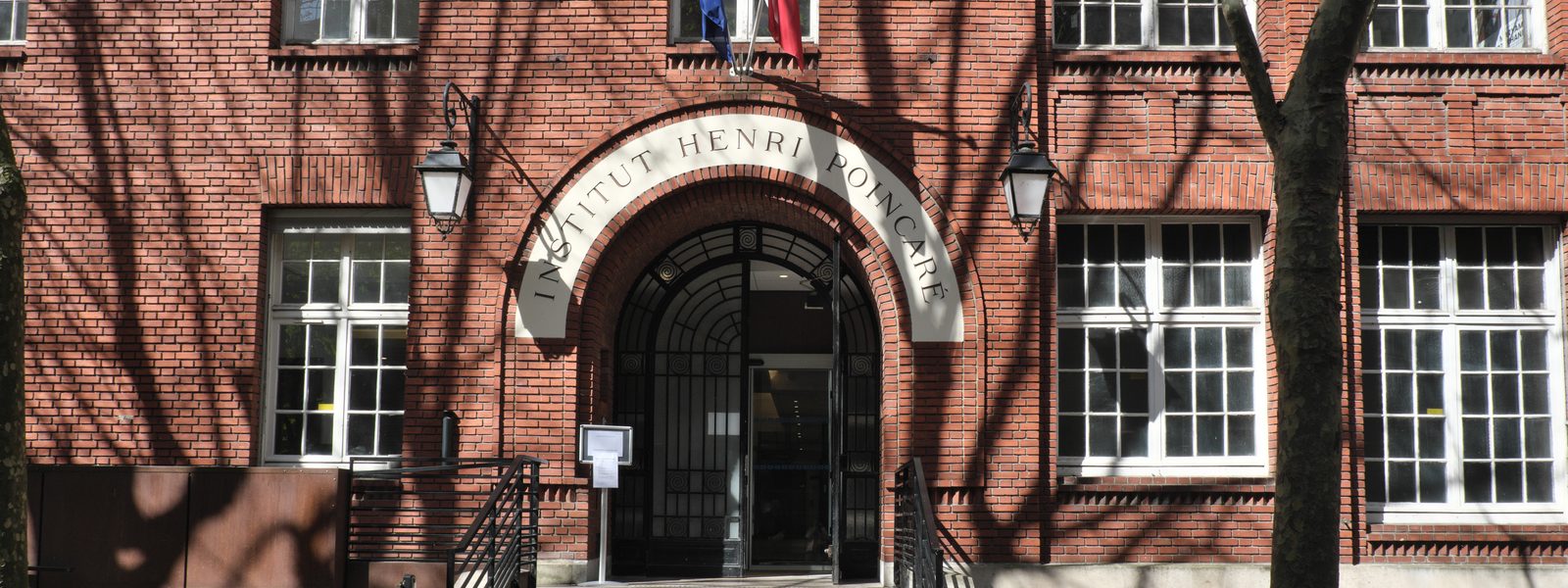 L'entrée de l'Institut Henri-Poincaré, rue Pierre-et-Marie-Curie à Paris