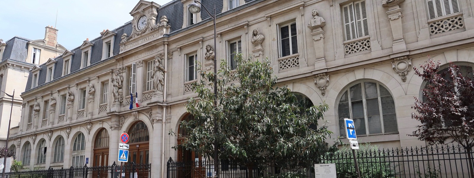 La façade du lycée Janson-de-Sailly, rue de la Pompe à Paris