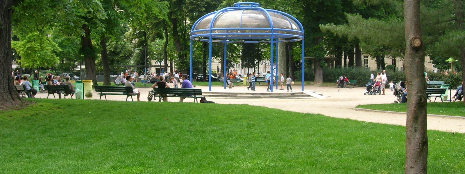Le kiosque du jardin du Ranelagh, à Paris, un jour d'été