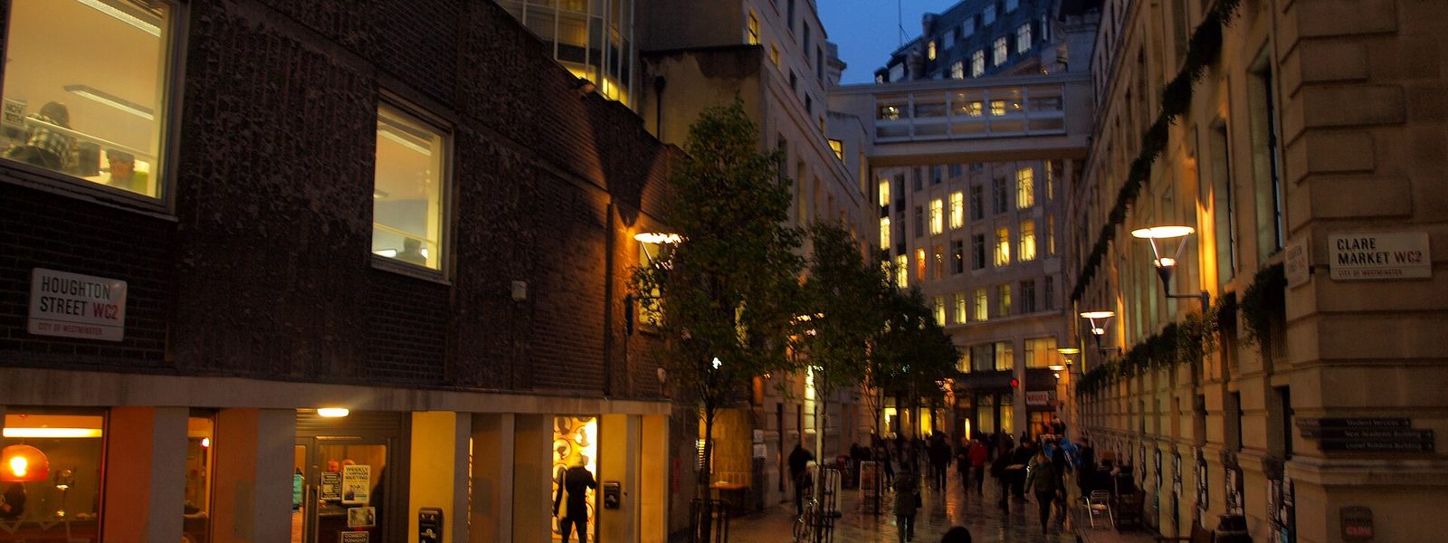 Houghton Street à la tombée du jour, la rue piétonne au cœur de la LSE