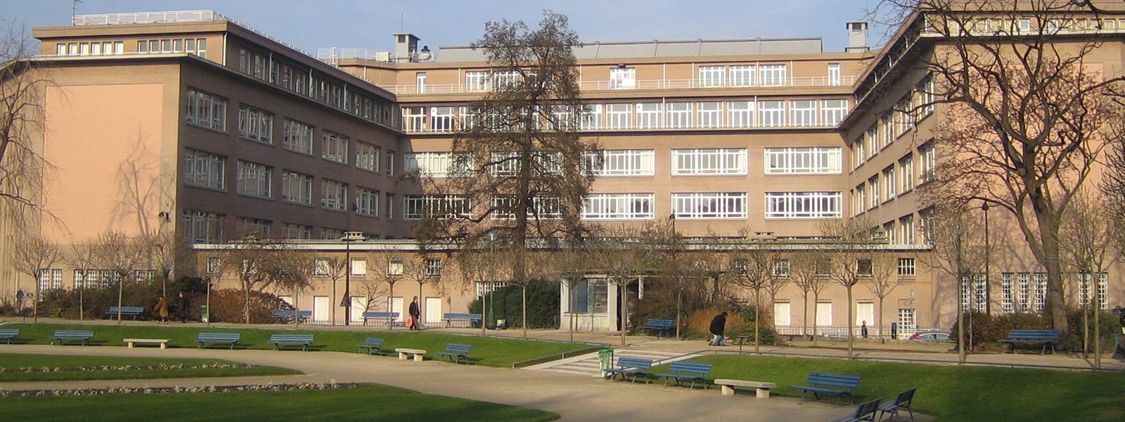 Les bâtiments du lycée Camille-Sée vus depuis le square Saint-Lambert, Paris 15e