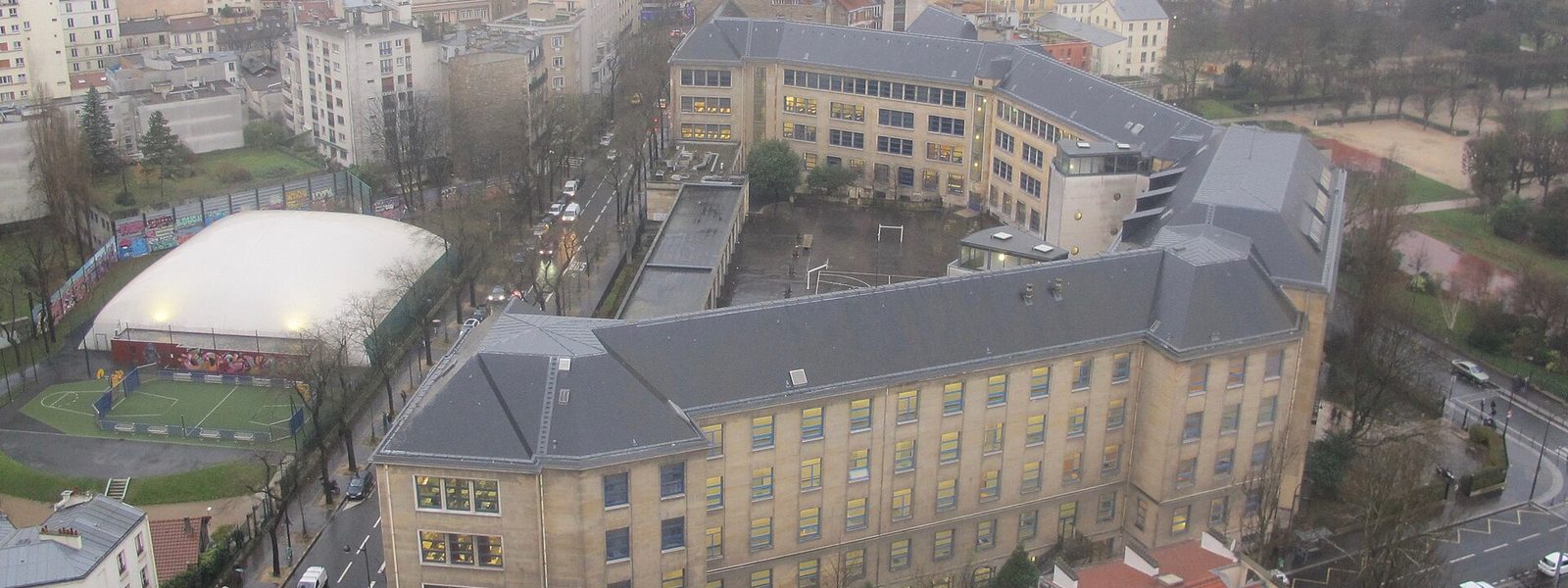 Le lycée Claude-Monet vu en surplomb, avec sa cour intérieure, Paris 13e
