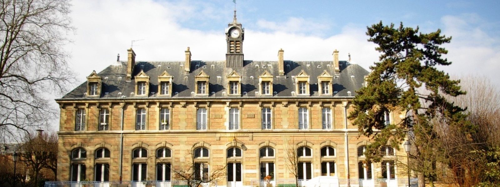 Le bâtiment principal du lycée Lakanal, à Sceaux