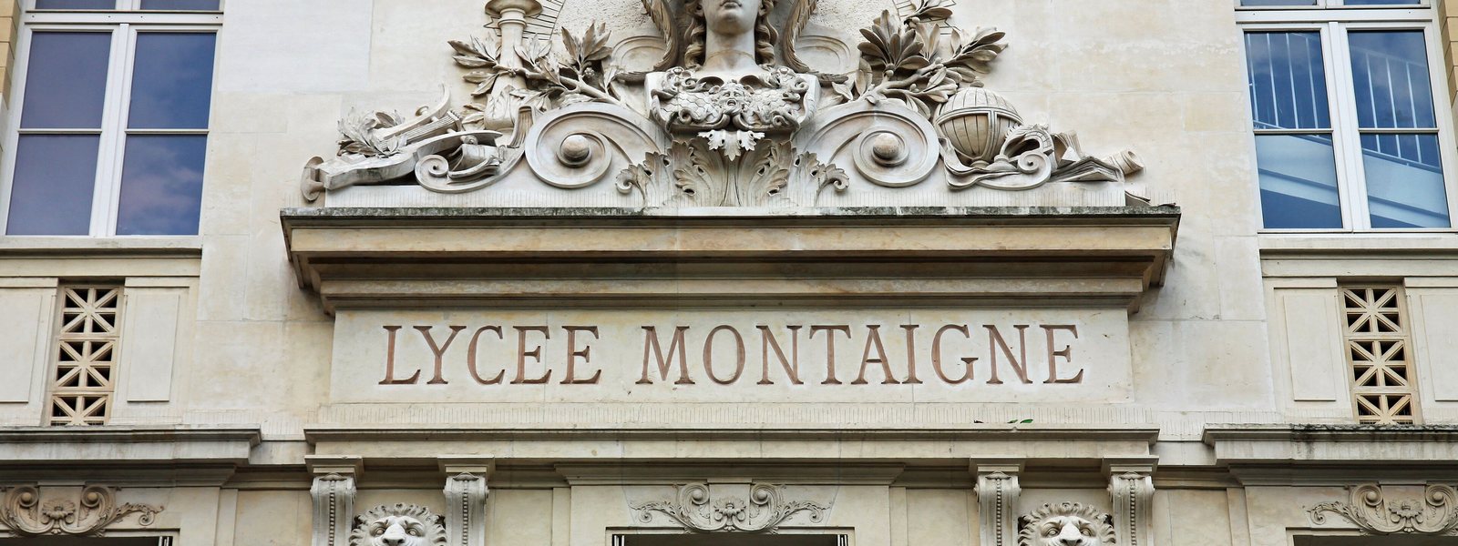Le fronton du lycée Montaigne, à Paris, avec son inscription sculptée