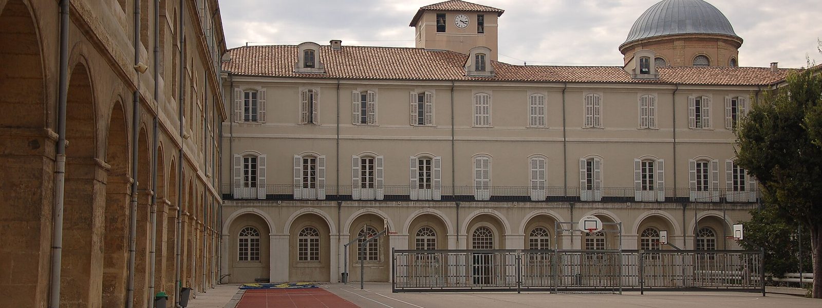 La cour du lycée Thiers à Marseille, avec le dôme de la chapelle des Bernardines