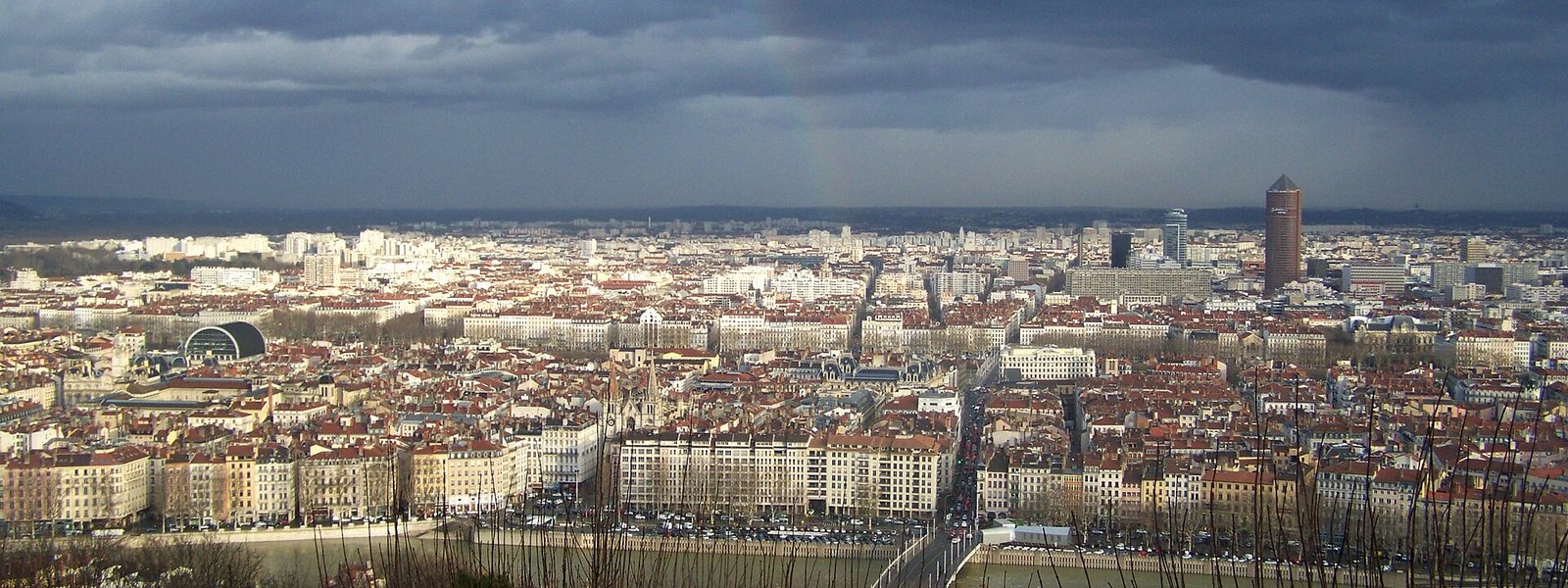 Lyon vue depuis la colline de Fourvière, sous un ciel d'averse