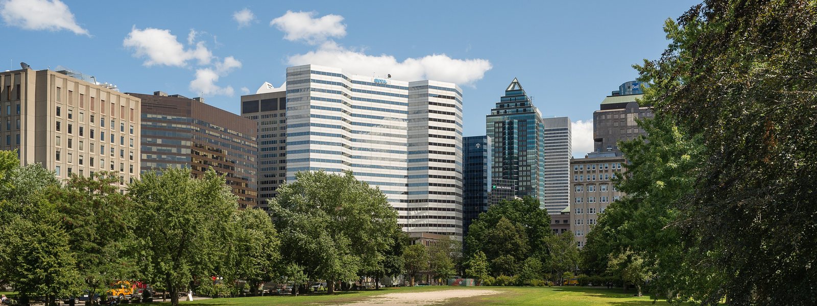 Le campus du centre-ville de McGill, avec les tours de Montréal en arrière-plan