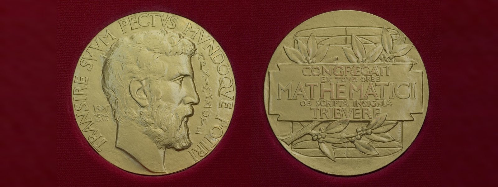 Les deux faces de la médaille Fields : le profil d'Archimède et l'inscription latine du revers