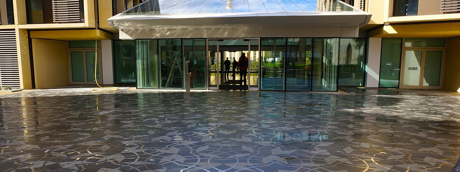 L'entrée de l'Institut de mathématiques d'Oxford et son pavage de Penrose