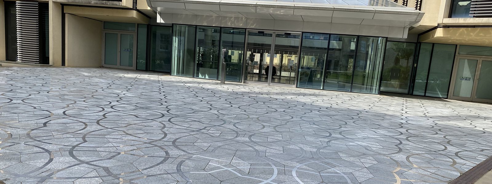 Le pavage de Penrose devant le Mathematical Institute de l'université d'Oxford