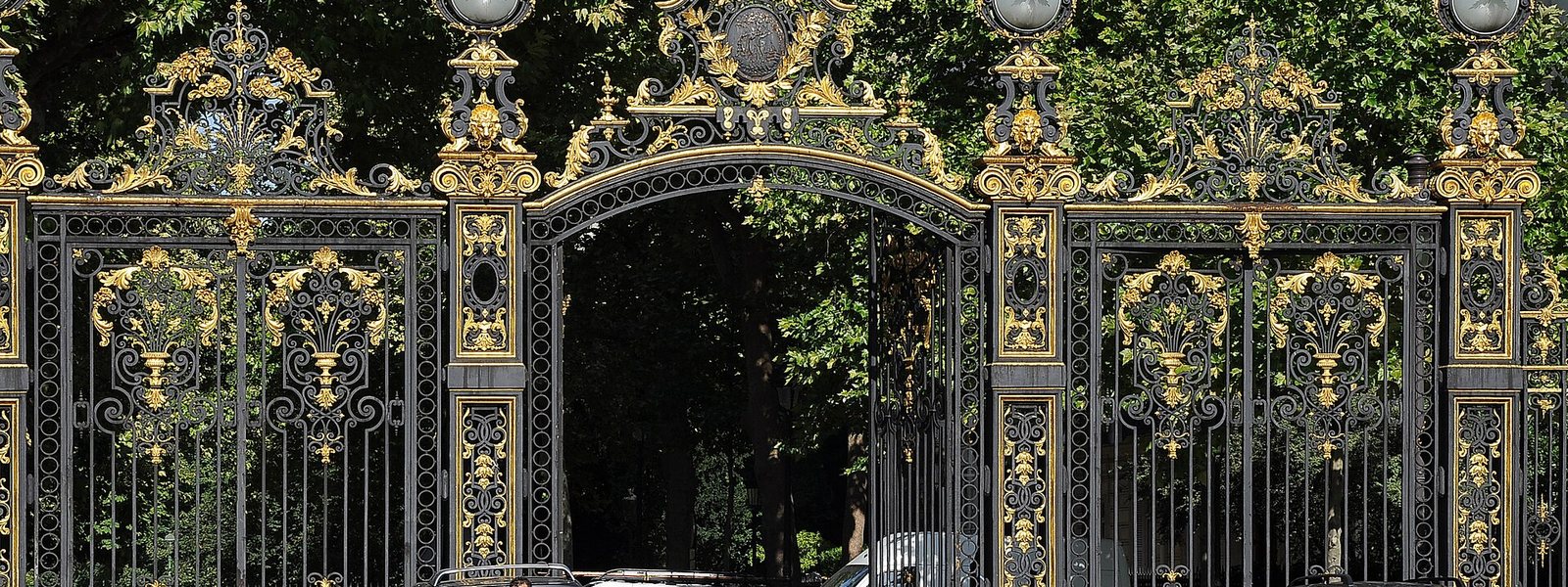 Les grilles dorées du parc Monceau, à Paris