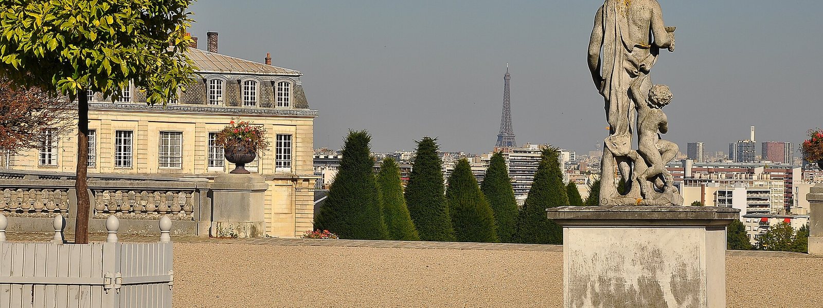 La terrasse du parc de Saint-Cloud, avec la tour Eiffel au loin