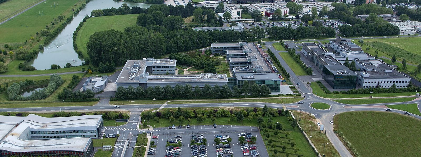 Vue aérienne du campus de l'École polytechnique à Palaiseau, avec le lac et les bâtiments d'enseignement