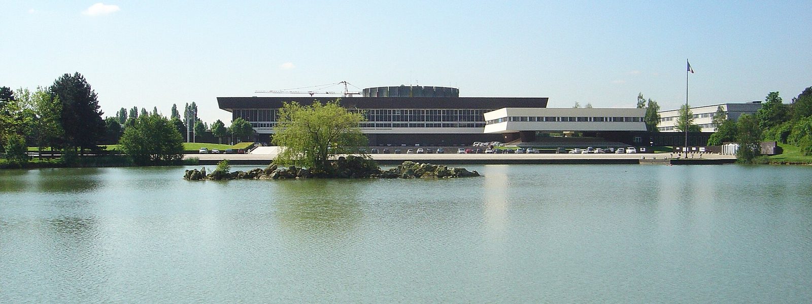 Le bâtiment principal de l'École polytechnique, à Palaiseau, vu depuis le lac