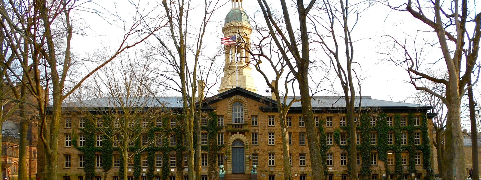 Nassau Hall, le bâtiment historique de Princeton, derrière les arbres