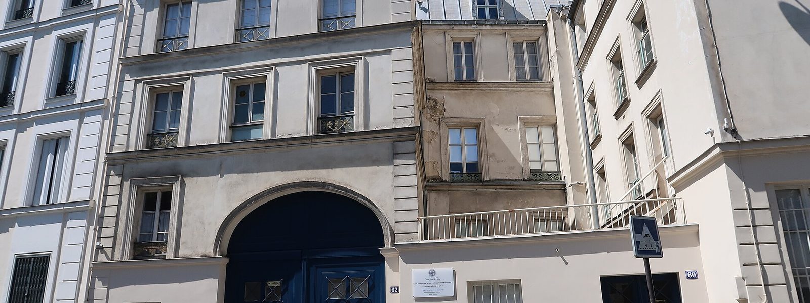 The blue carriage door of Saint-Jean-de-Passy primary school at 62 rue Raynouard