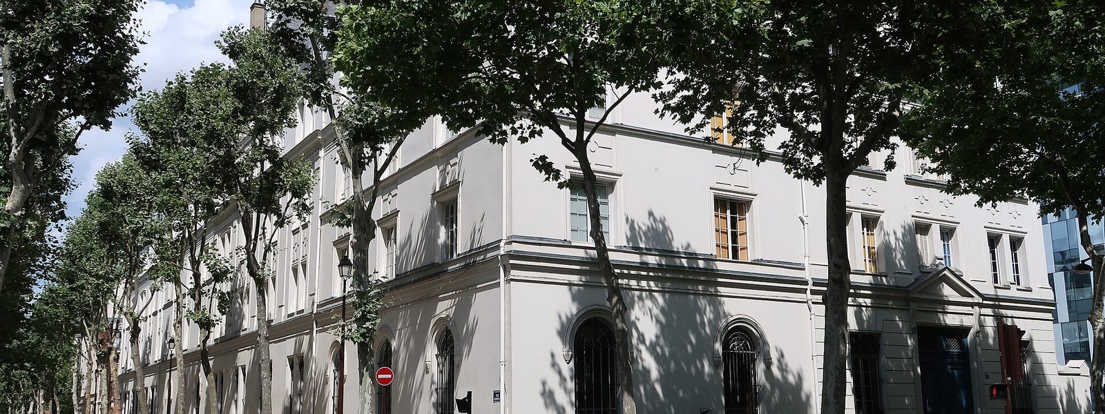 L'Institution Notre-Dame de Sainte-Croix, avenue du Roule, à Neuilly-sur-Seine