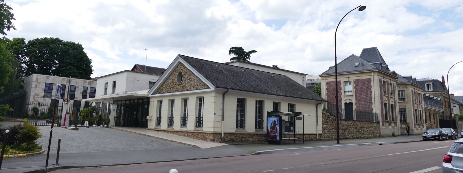 L'entrée du lycée Sainte-Geneviève à Versailles