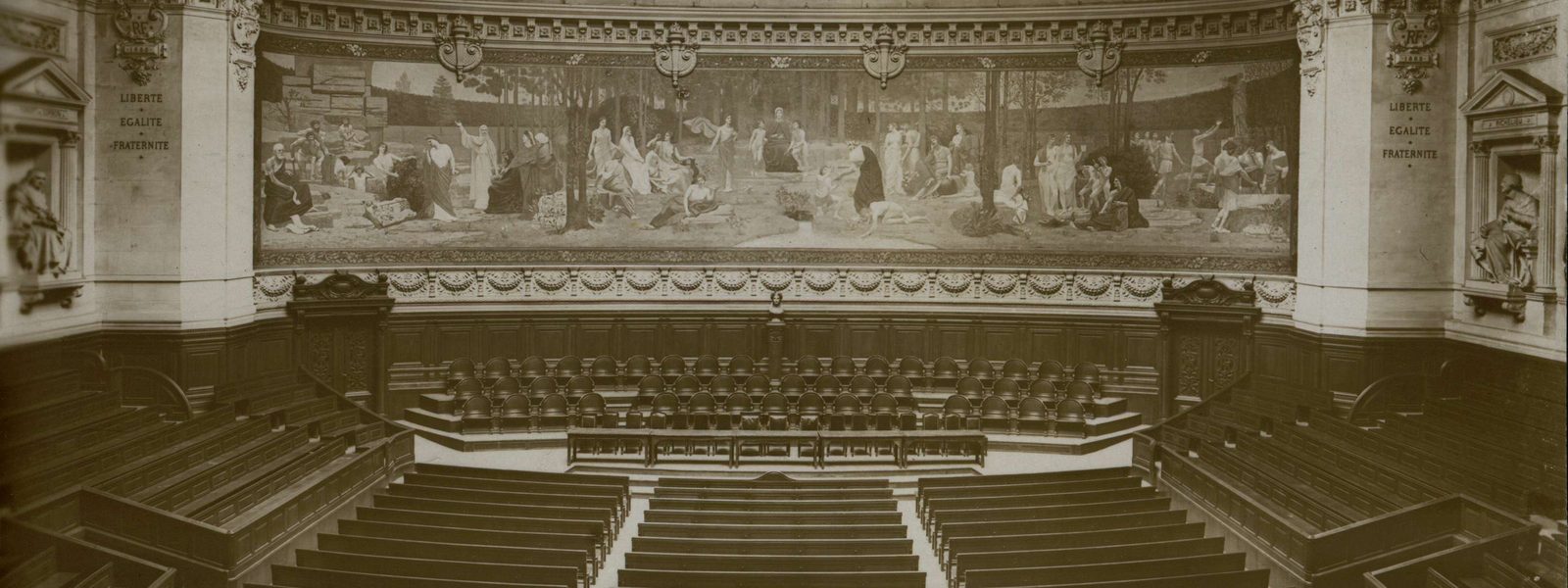 Le grand amphithéâtre de la Sorbonne, vide, sur une carte postale ancienne