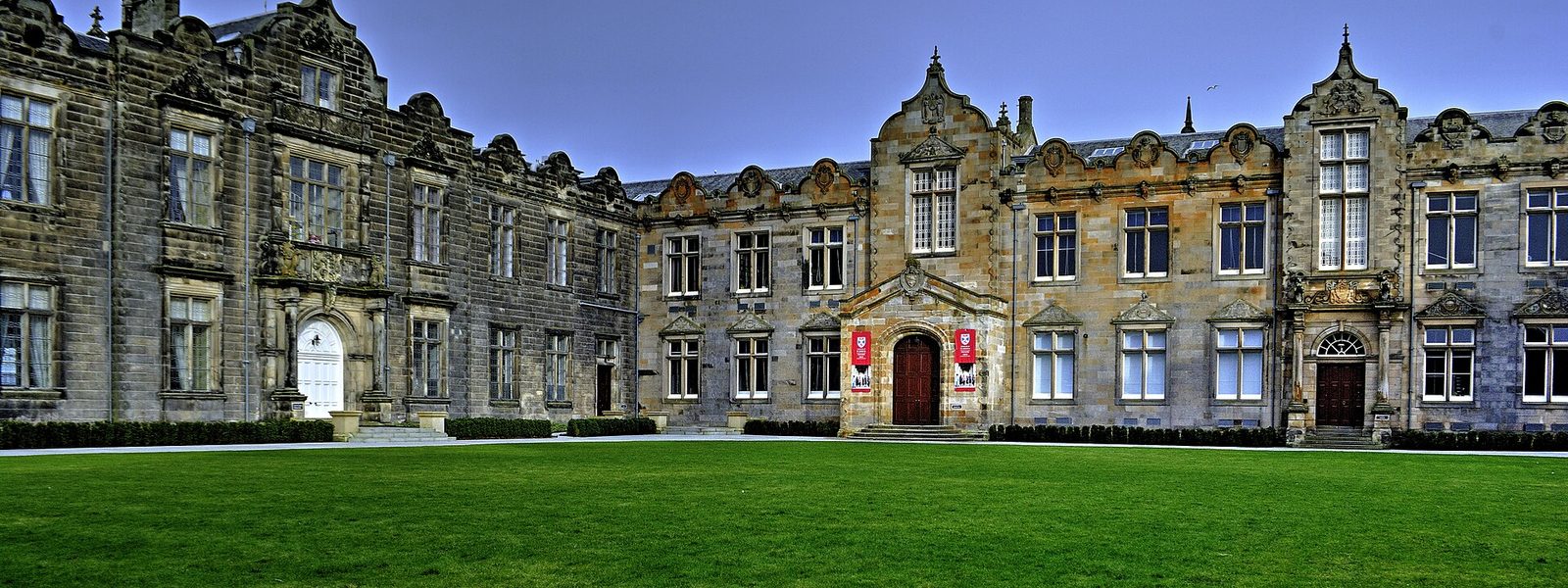 Le quadrangle de St Salvator's, à l'université de St Andrews, avec sa pelouse et ses façades de grès