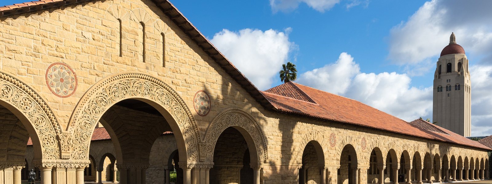 Les arcades du Main Quad de Stanford et la tour Hoover
