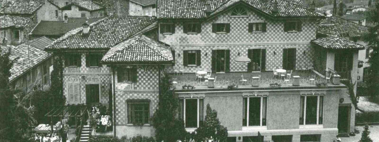 La villa De Nobili à Montagnola, cœur du campus de TASIS, photographiée en noir et blanc en 1972