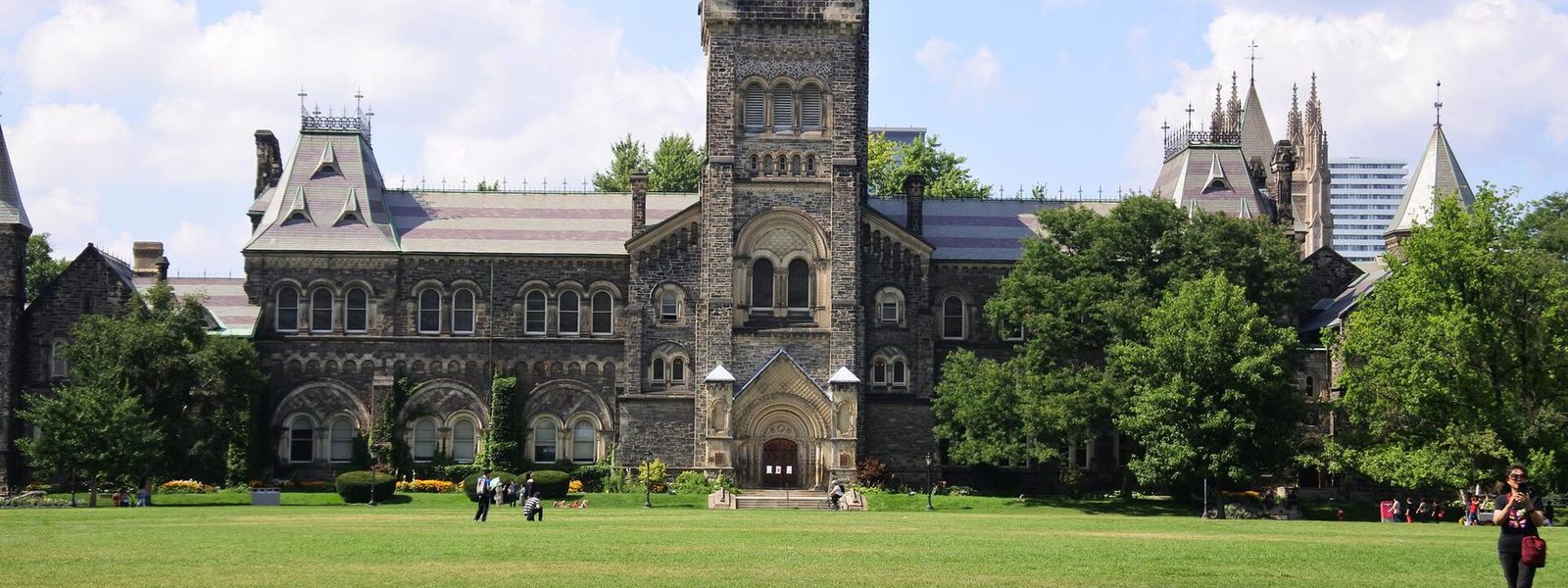 University College et sa pelouse, sur le campus de l'université de Toronto