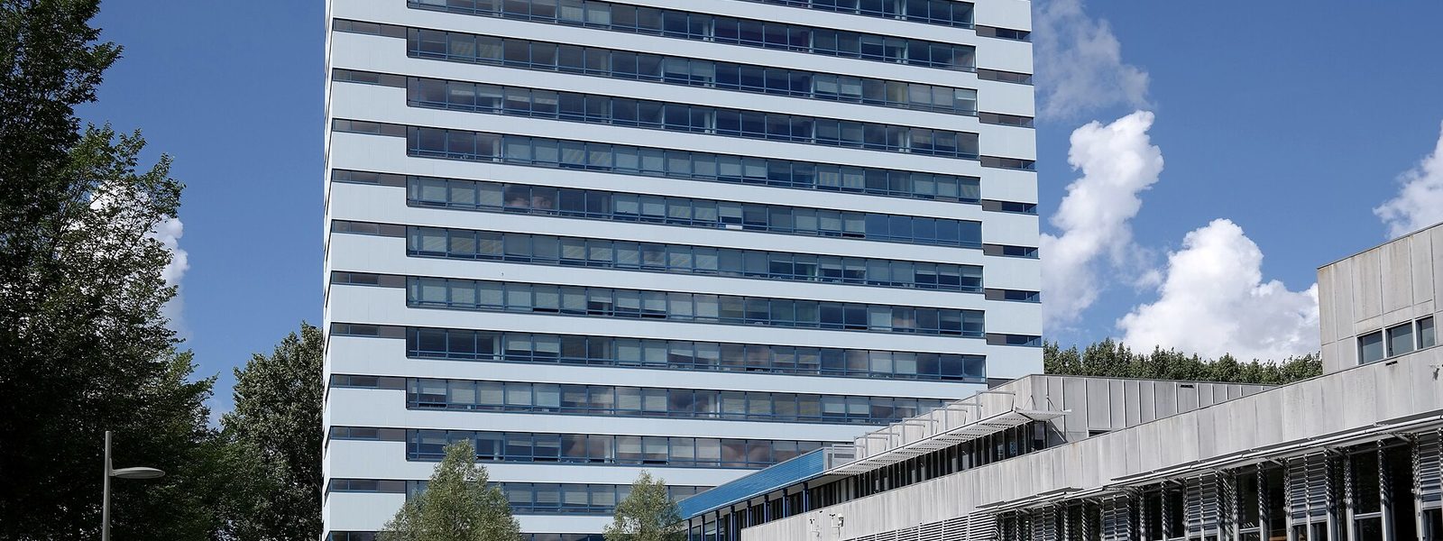 La tour de la faculté d'ingénierie aérospatiale de TU Delft, sur le campus de Delft
