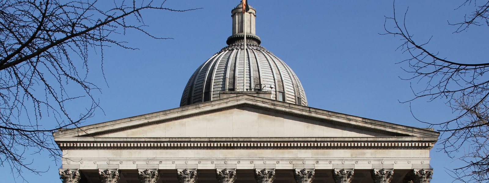 Le dôme et le fronton du Wilkins Building, à University College London