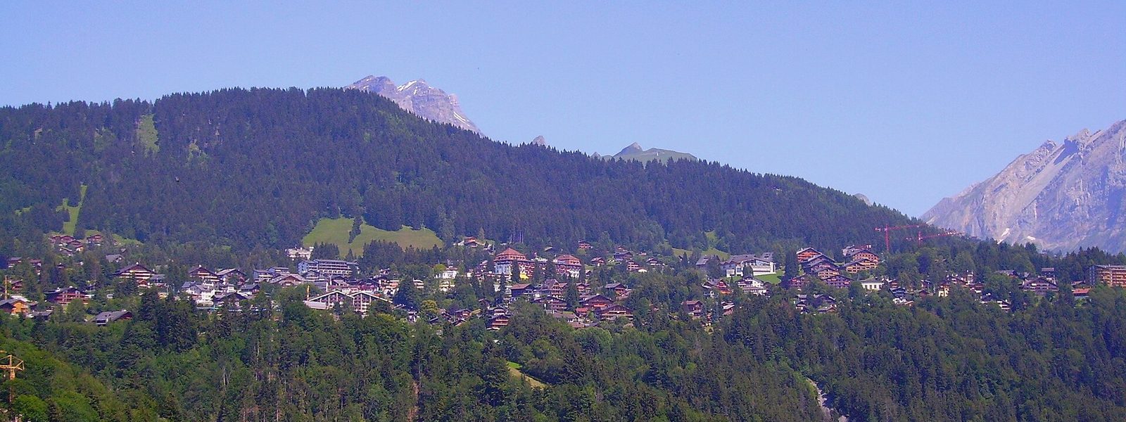 Le plateau de Villars-sur-Ollon et ses chalets, sous les sommets des Alpes vaudoises