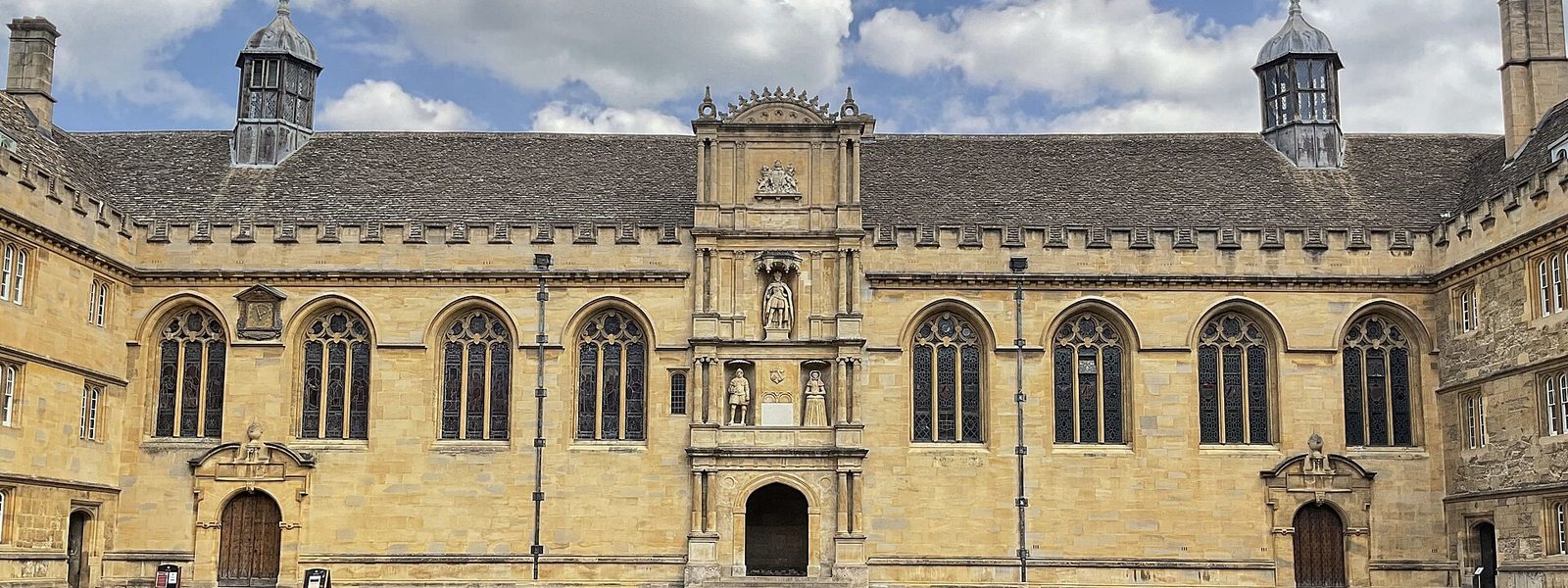 La cour d'entrée de Wadham College, à Oxford, sous un ciel nuageux