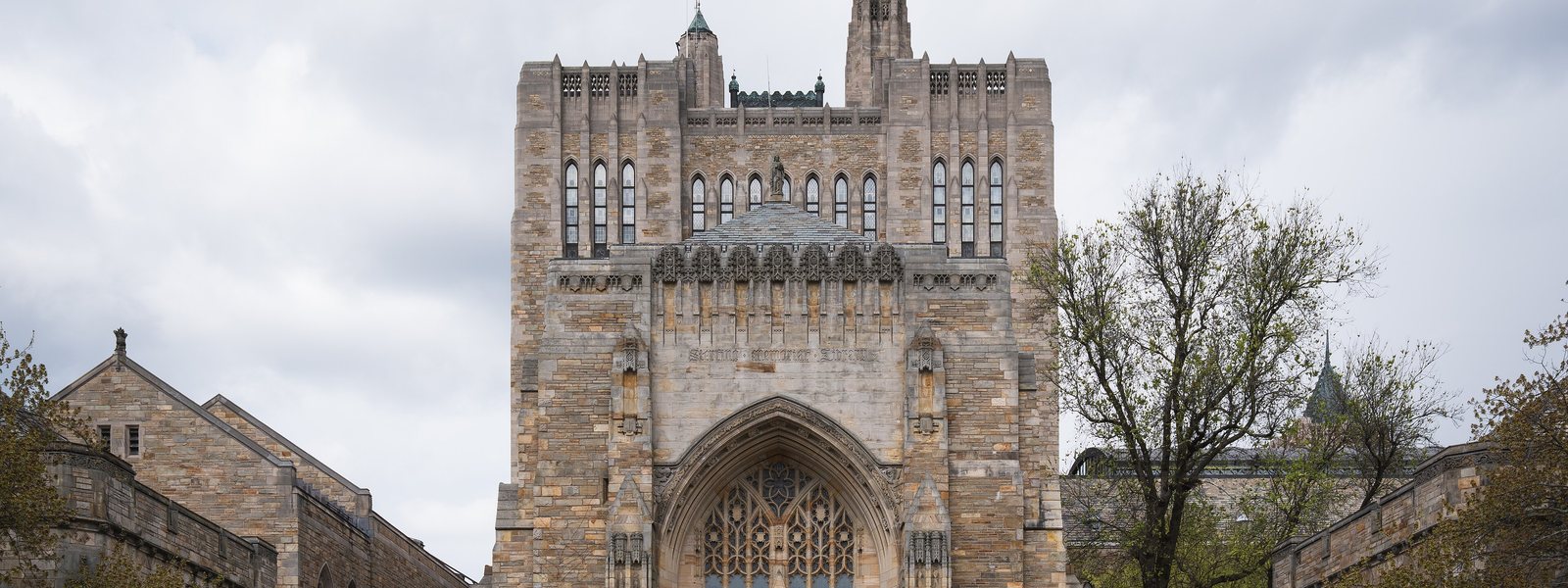 La façade de la Sterling Memorial Library, à Yale